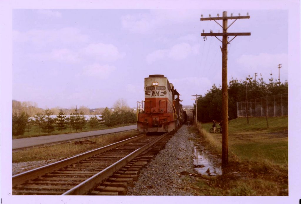 Coal train behind football field, Бакханнон