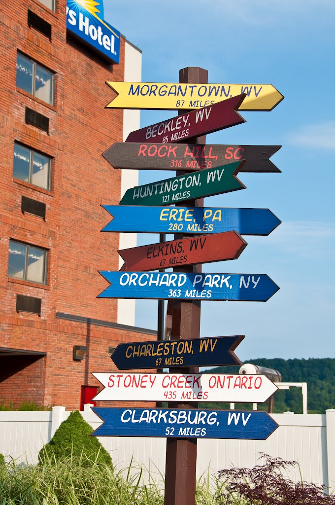 Distance Signs at Days Hotel, Flatwoods, WV, Барбурсвилл