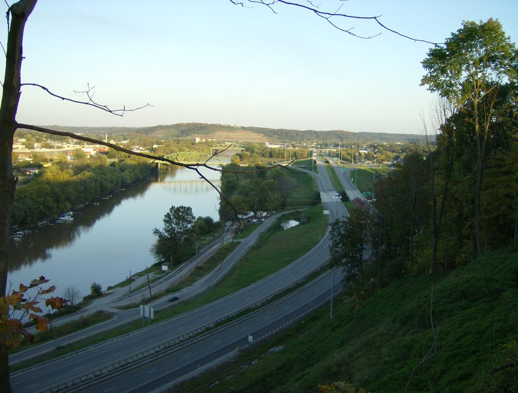 U.S. Route 50 in Parkersburg, WV, looking east along the Little Kanawha River., Паркерсбург