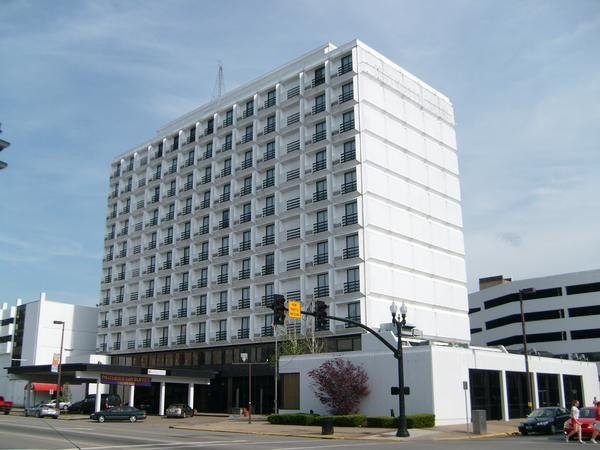 Pullman Plaza Hotel  Third Avenue Huntington, Хунтингтон