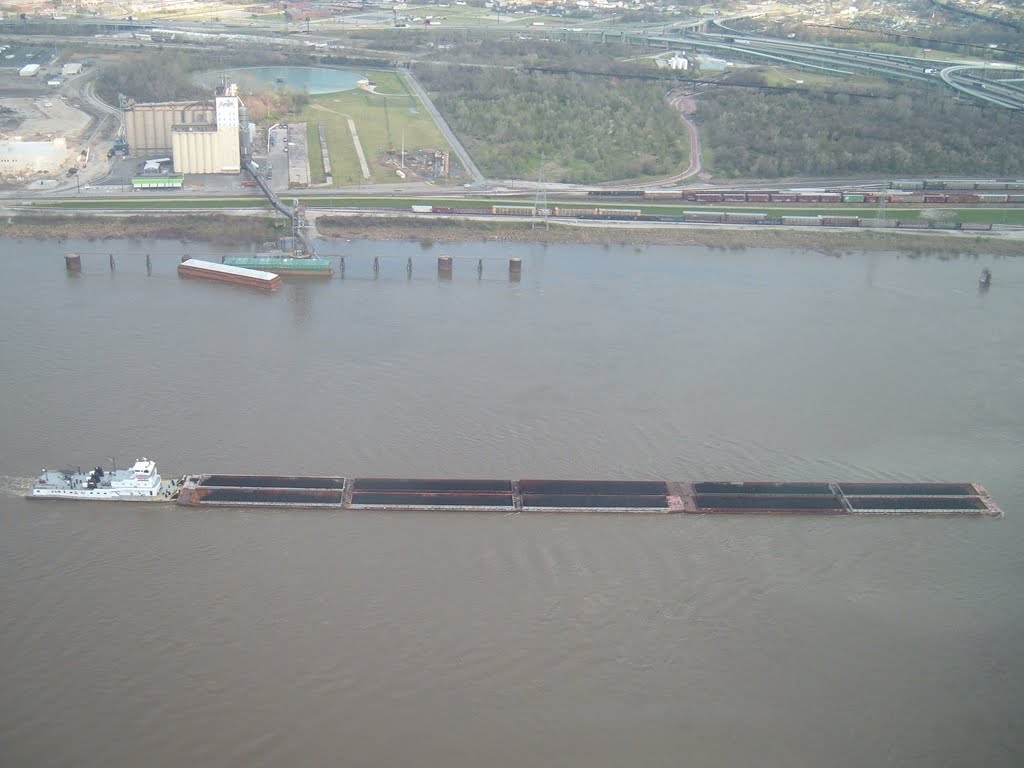 Apr 2007 - St. Louis, Missouri. Barge on the Mississippi River., Сент-Луис
