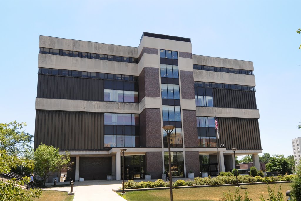 McLean Co. Justice Center (1976) Bloomington, IL 7-2013, Блумингтон