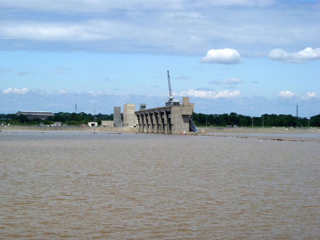 Melvin Price Locks And Dam. High Water From The Mighty Mississippi Push Through The Open Gates.  5/18/2010., Вуд Ривер