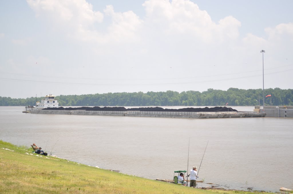 Towboat and coal barges approaching Melvin Price Locks and Dam, Вуд Ривер