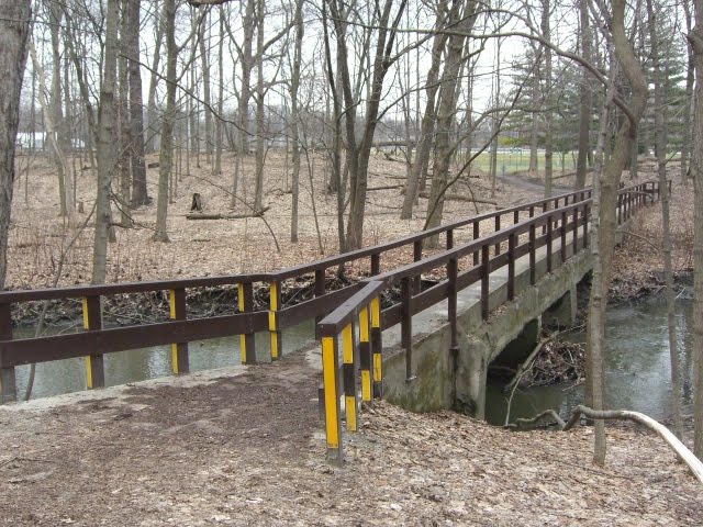 Bridge leading from Maple Grove to Gilbert Park, Даунерс-Гров