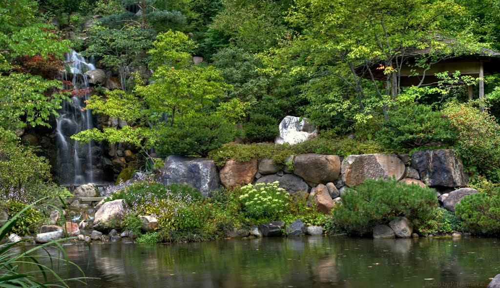 Anderson Japanese Gardens waterfall, Евергрин Парк.