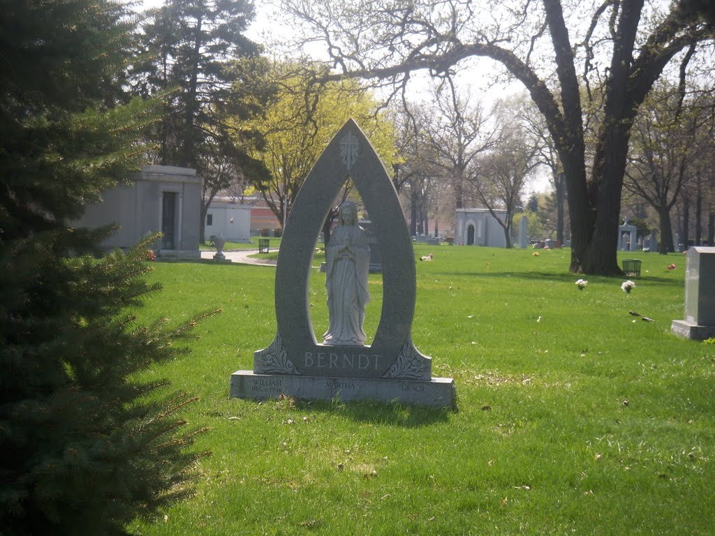 Virgin Mary grave marker, St. Joseph Cemetery, Елмвуд Парк