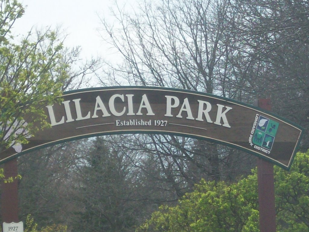in down town lombard- lilacia park sign, Ломбард