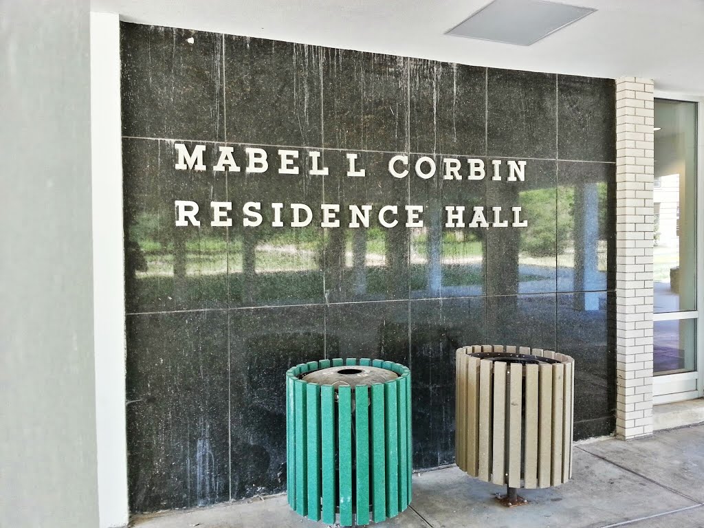 Mabel L Corbin Residence Hall sign, Макомб