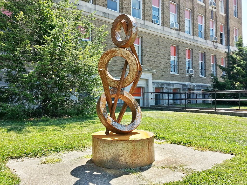 Tic-Tac-Toe sculpture, Макомб