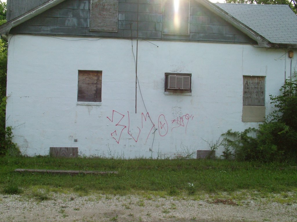 Gang signs on abandon house, Норт-Чикаго