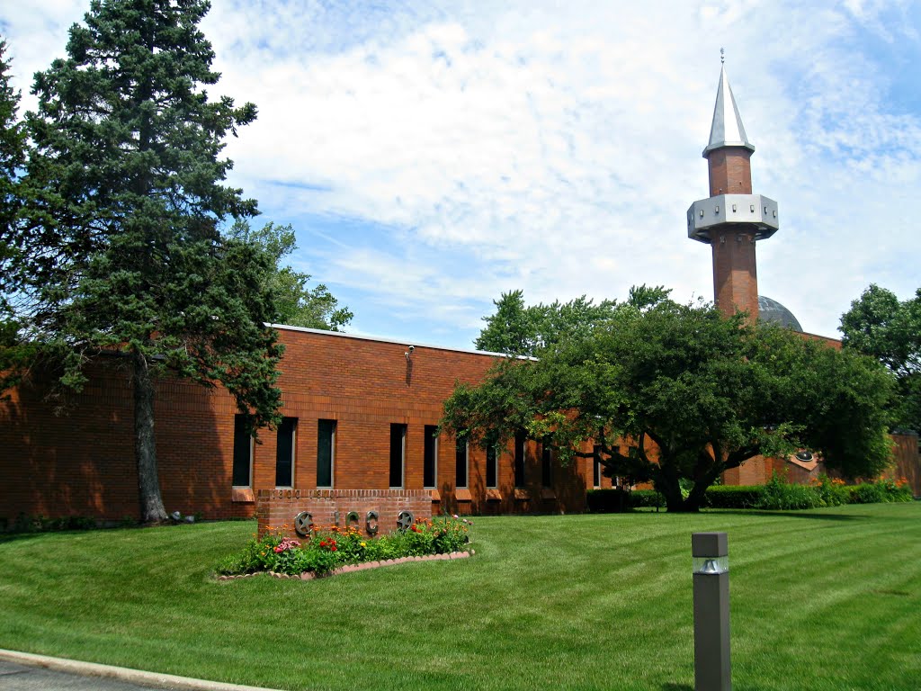 The Islamic Cultural Center of Greater Chicago, view from the driveway., Нортбрук