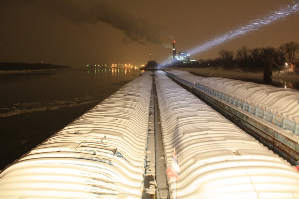 M/V Bob Stith in snow & lock delay 28JAN09, NB @ Woodriver, Ill, Mel Price L&D ahead all lit up., Роксана