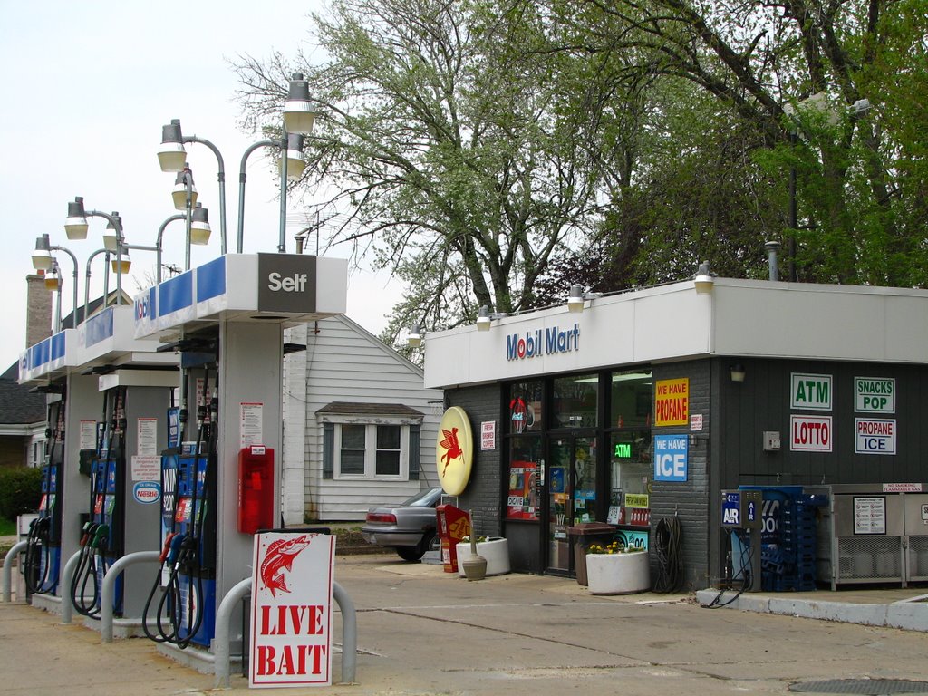 Just a gas station on Route 64 in St. Charles, Сант-Чарльз