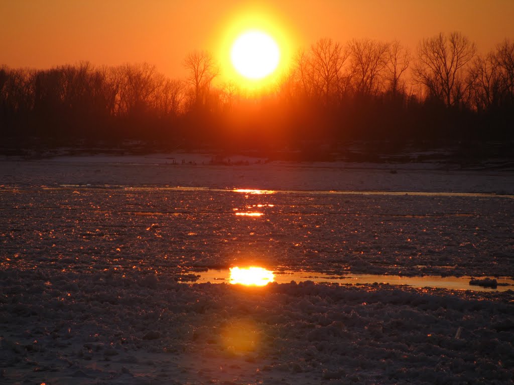 Sunset over the Frozen Mississippi Where Lewis and Clark Wintered in 1803-1804, Саут-Роксана