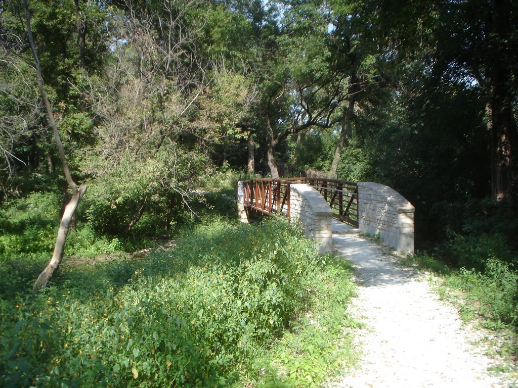 New bridge on gravel path near Portage site, Стикни