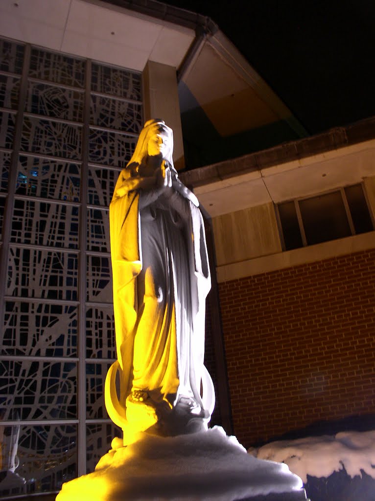 Statue of Mary in front of Immaculate Conception Church, Хигланд Парк