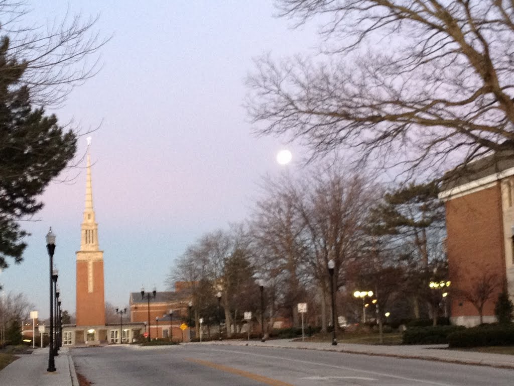 Moon set over Anderson University and Park Place Church of God of, Андерсон