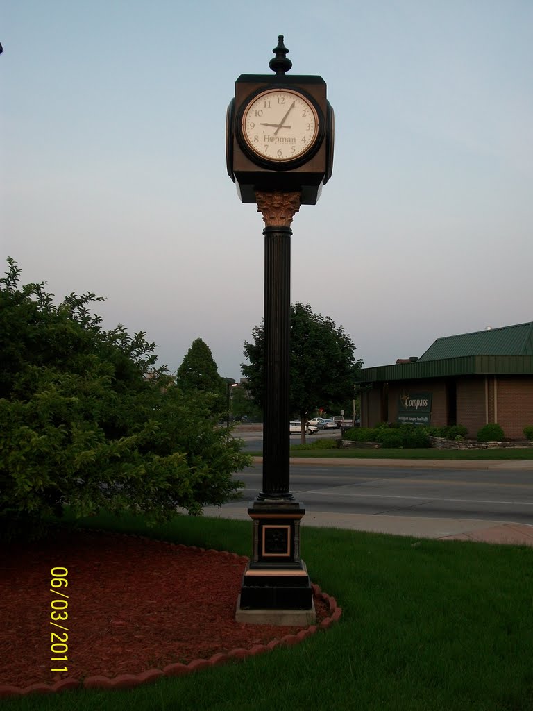Streetside clock by jewelry store near sunset; Elkhart, IN, Елкхарт