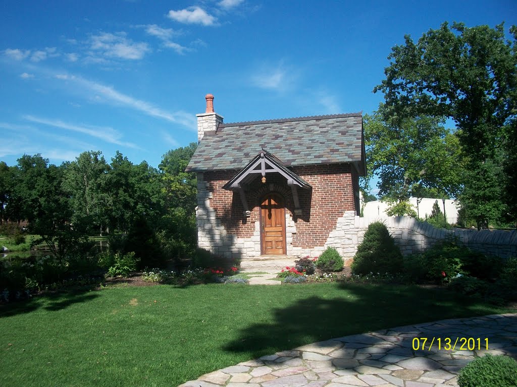 Pump house in English Cottage Garden, Wellfield Botanical Garden; Elkhart, IN, Елкхарт