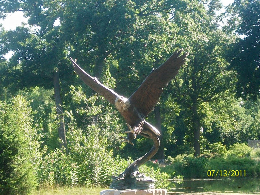 Eagle Sculpture at Wellfield Botanical Garden; Elkhart, IN, Елкхарт