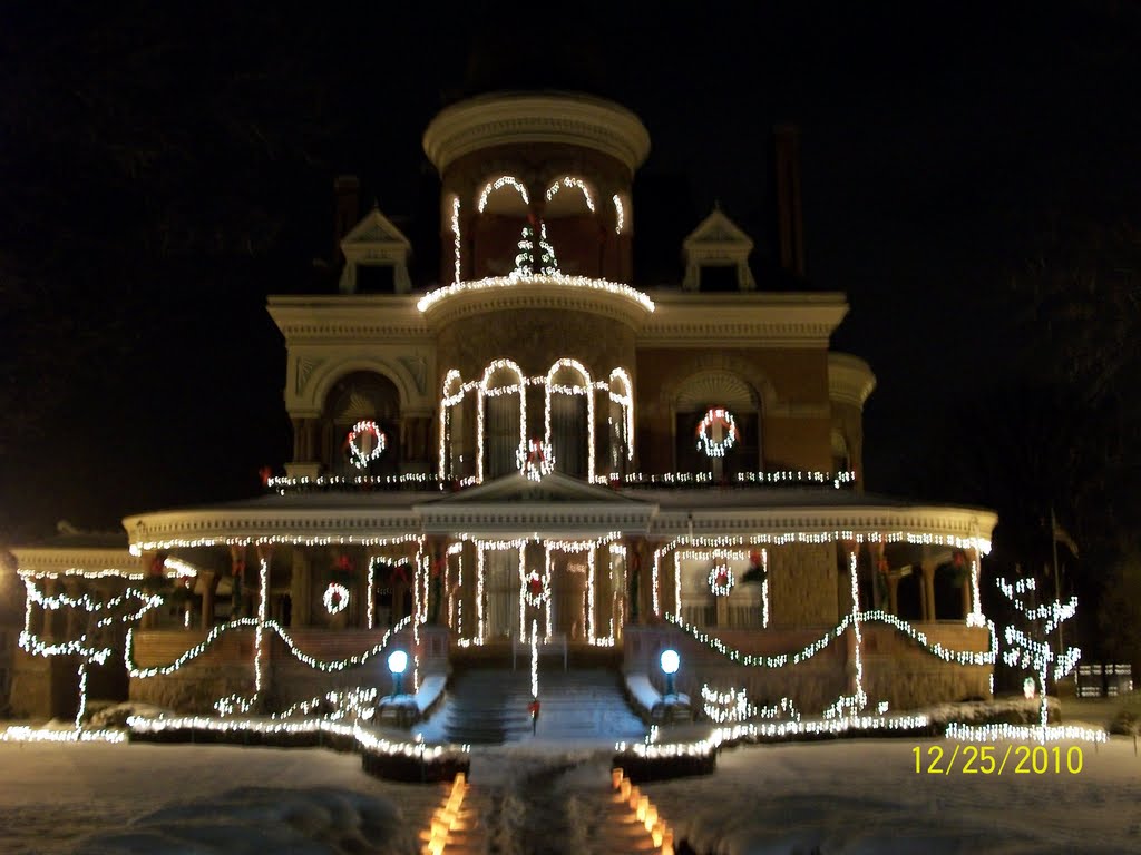 Seiberling Mansion & Howard County Museum, decorated for Christmas; Kokomo, IN, Кокомо