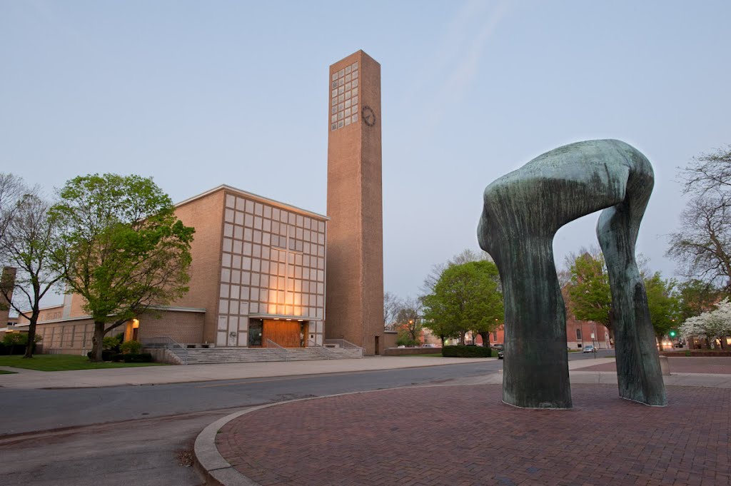 Henry Moore Statue and 1st Christian Church in the Morning, Колумбус