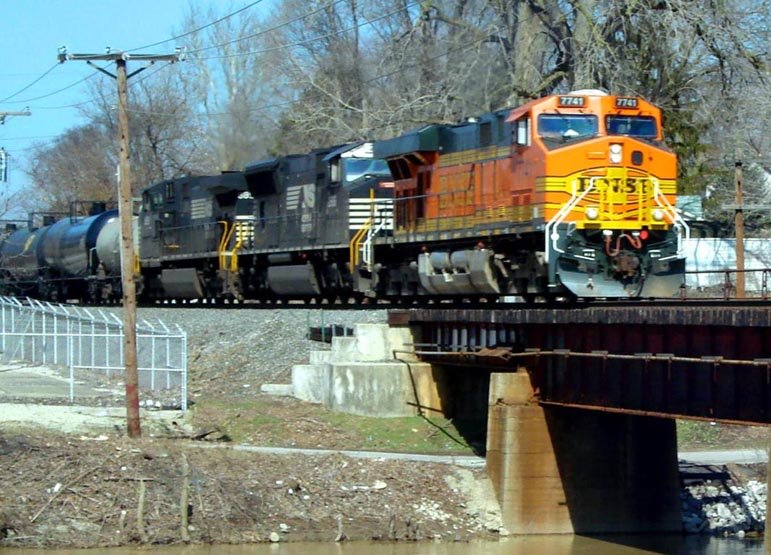 BNSF 7741 leads a train across the Mississinewa River bridge., Марион