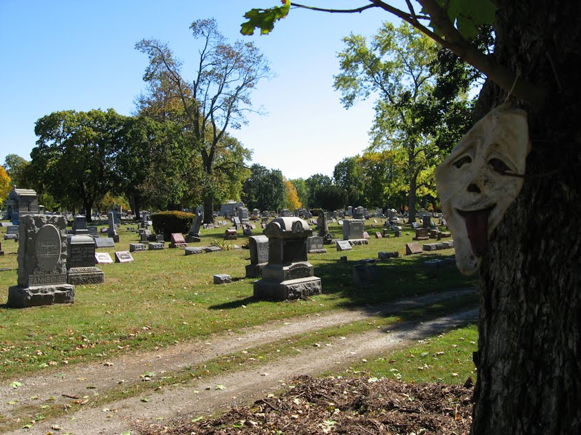 Mask at Estates of Serenity Cemetery, Марион
