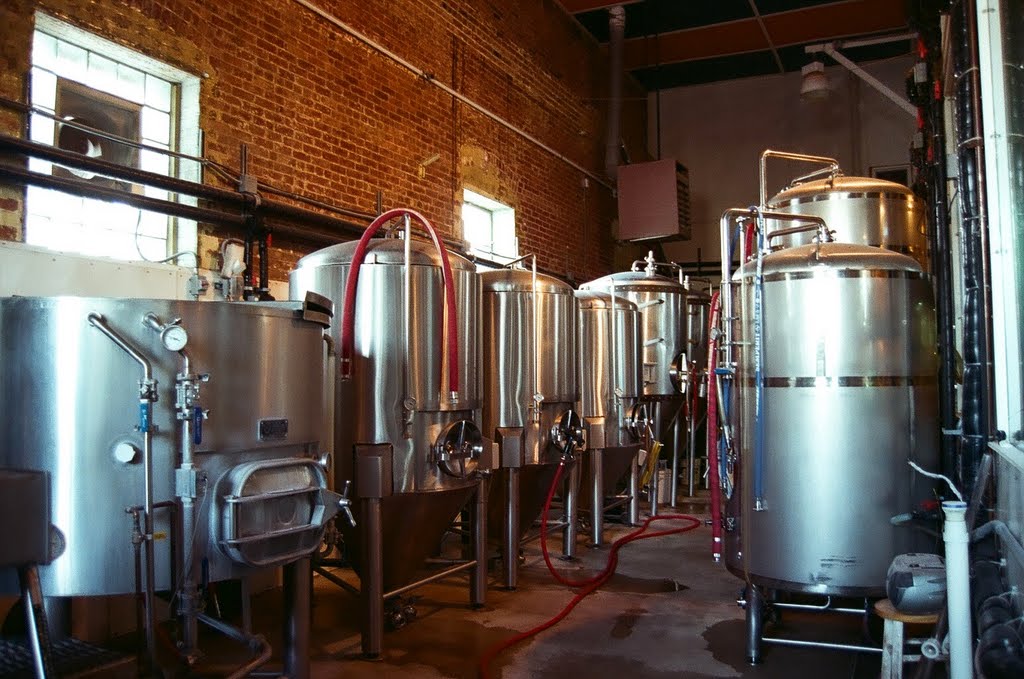 Fermentation tanks at Shoreline Brewery Michigan City Indiana, Мичиган-Сити