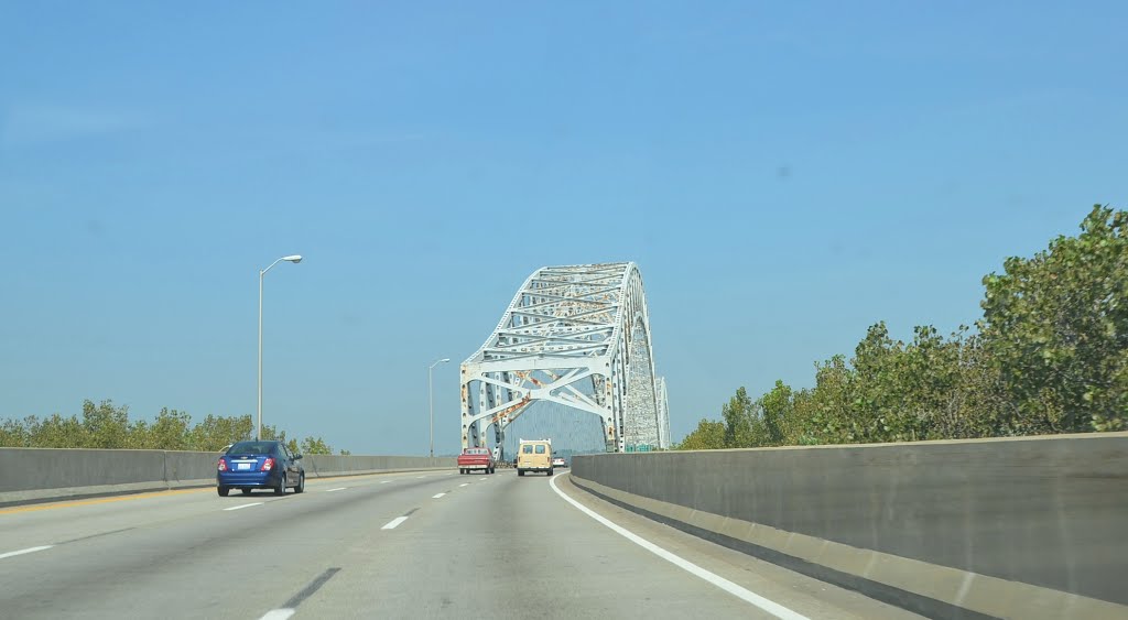 Approaching the Sherman Minton Bridge on Interstate 64, Westbound, Нью-Олбани