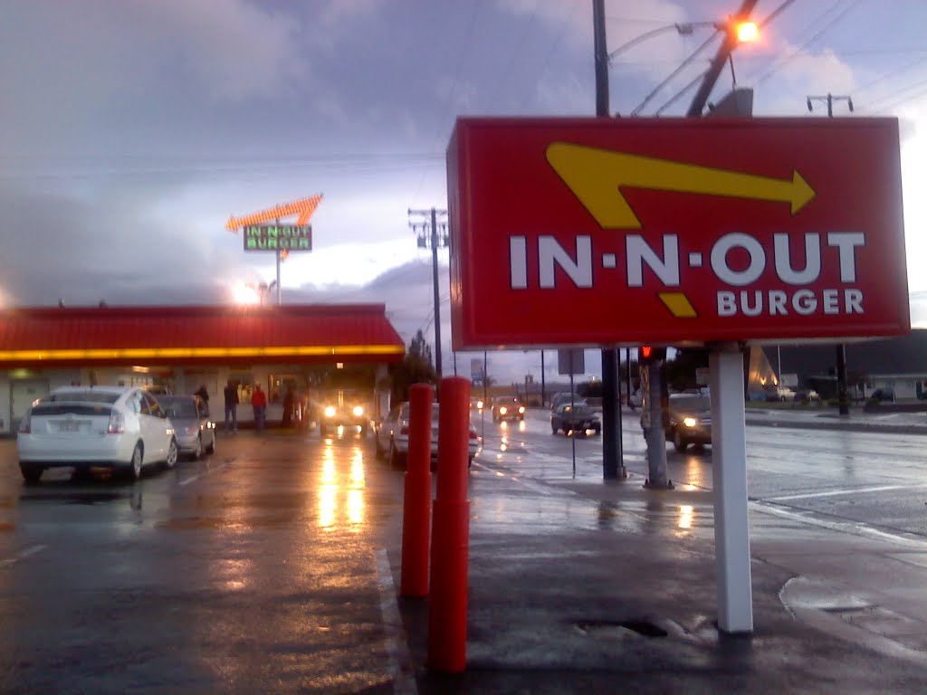 Azusa In N Out looking South on a rainy day in So Cal., Азуса