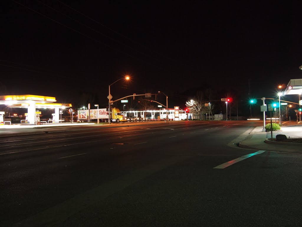 Watt Ave & Fair Oaks Blvd at night, Арден