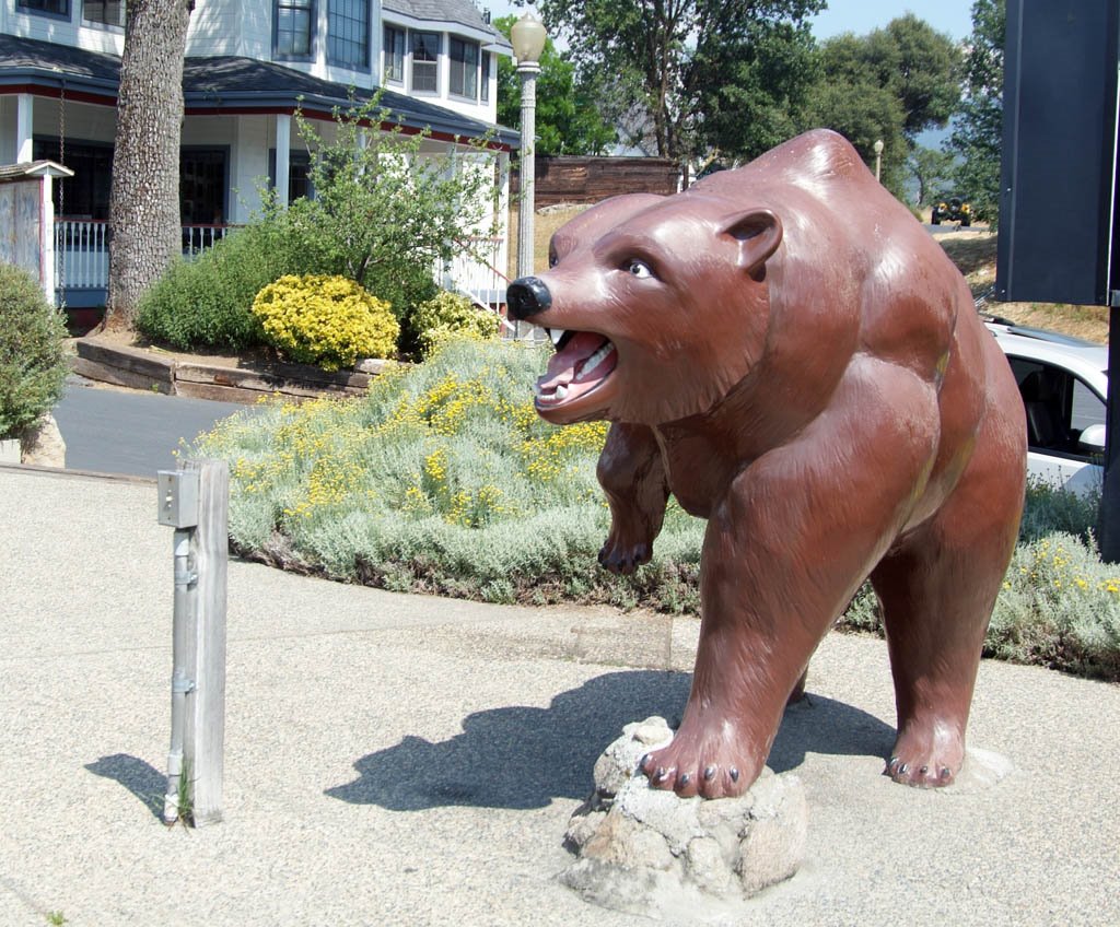 The World Famous Talking Bear at Oakhurst, CA, Артесия