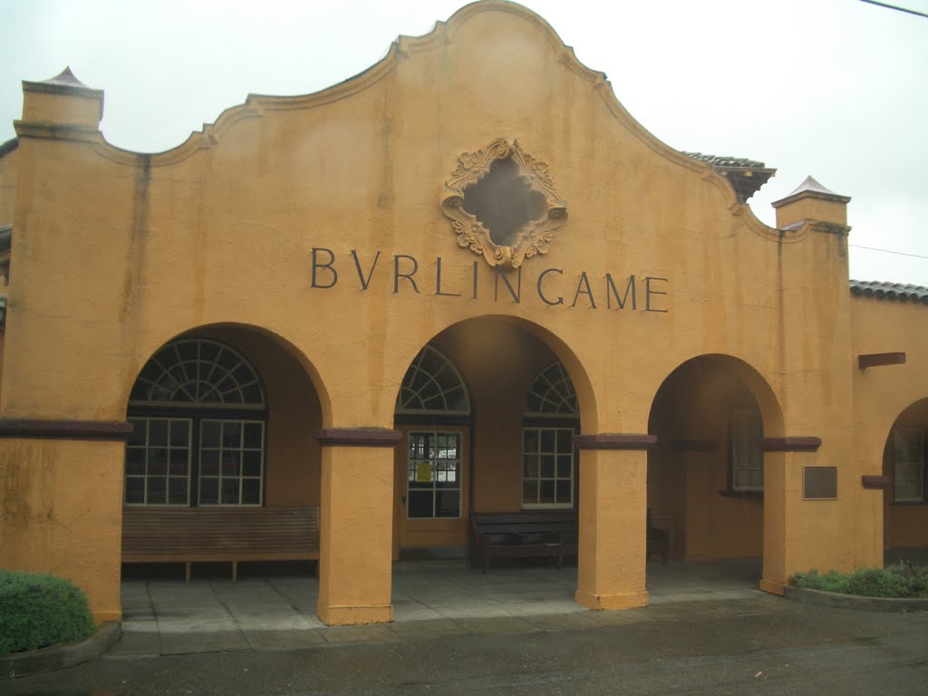 Caltrain Burlingame station. "BVRLINGAME"., Барлингейм