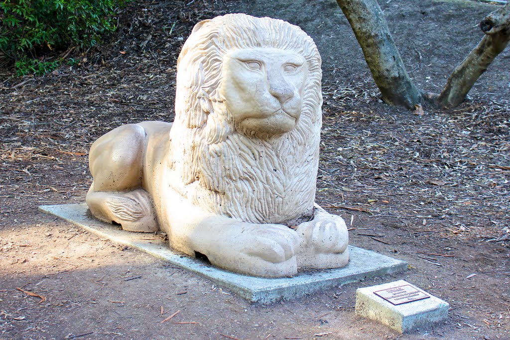 Twin Pines Park Lion Sculpture, Белмонт