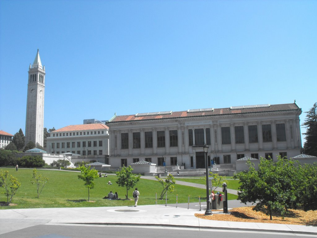 Universidad de Berkeley. Torre Sather y Biblioteca Doe. California. USA, Беркли