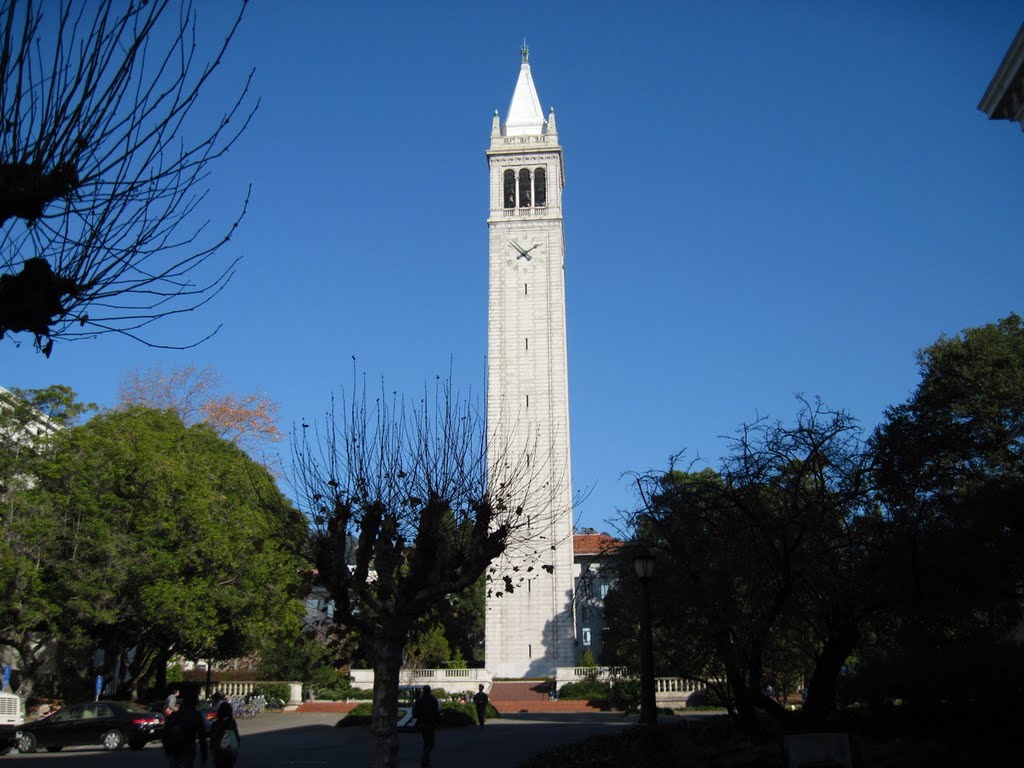 2011-12-08: The Campanile, or the Sather Tower, the definitive landmark of UC Berkeley, Беркли