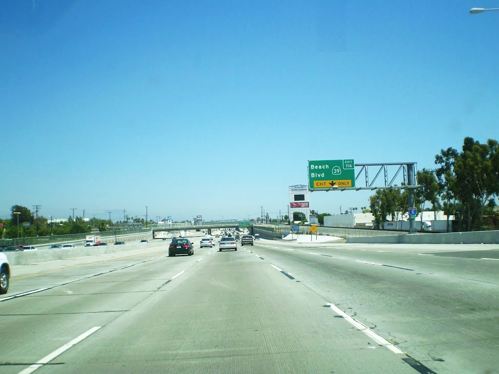 I-5 near the exit with CA-39, Beach Blvd to Buena Park. This section of I-5 was widened as part of the I-5 Gateway project which lasted from May 2006 to September 2010. Picture taken Jun 30 2012, Буэна-Парк
