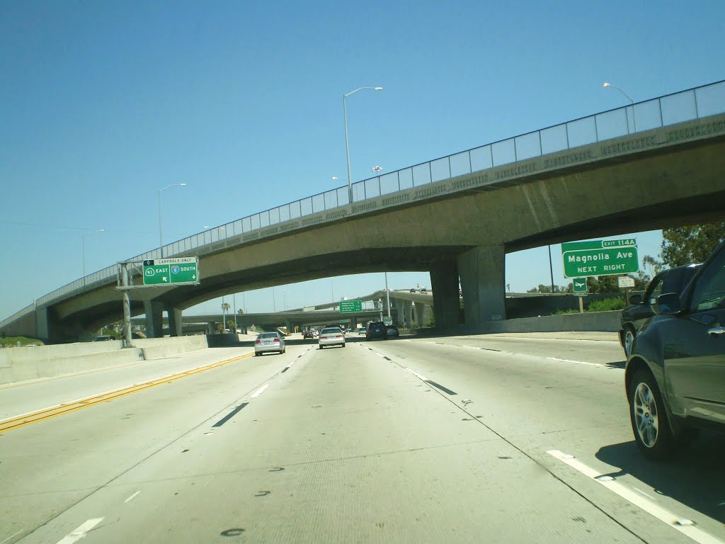I-5 travels under the Orangethorpe avenue overpass which was rebuilt in 1998-2002. The I-5 interchange with CA-91 was widened in the late 90s & early 2000s. The interchange has very tall lamp posts, resulting in light pollution. Picture taken Jun 30 2012, Буэна-Парк