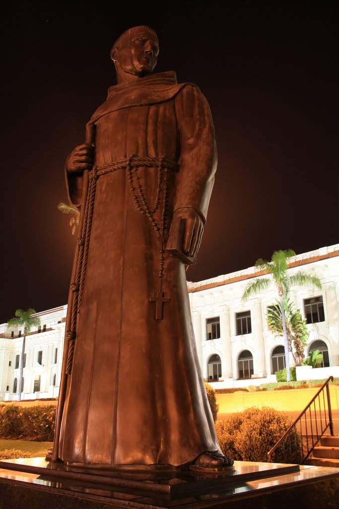 Father Serra over looking the City of Ventura California, Вентура