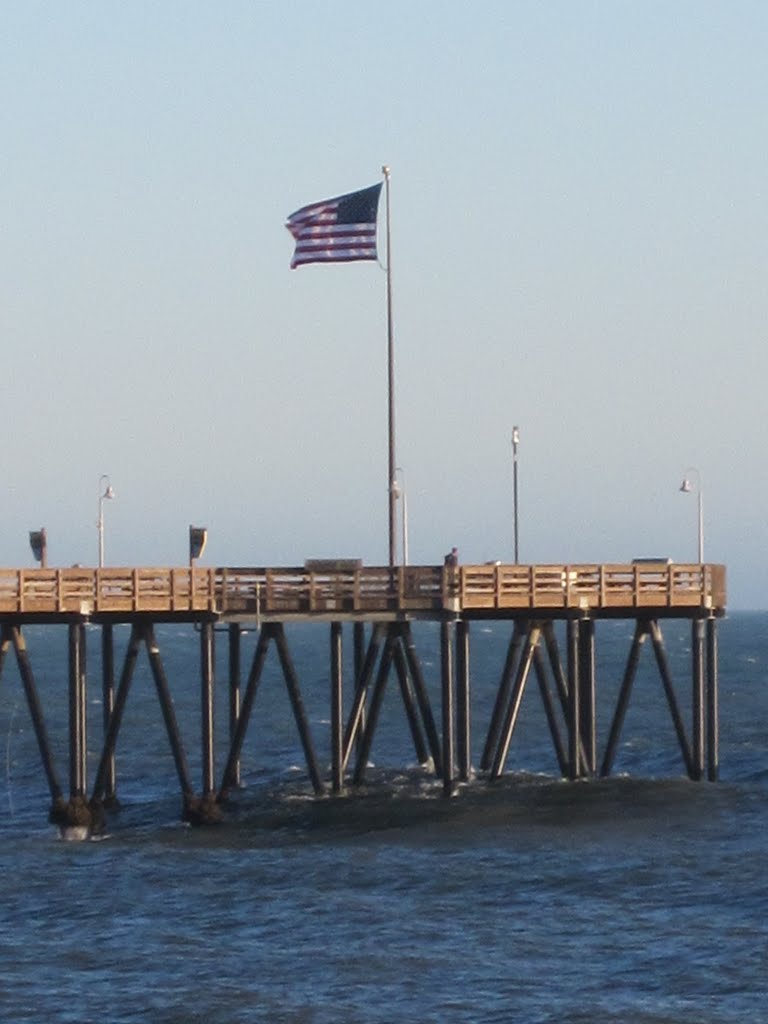 Flag flying over Ventura Beach, Вентура