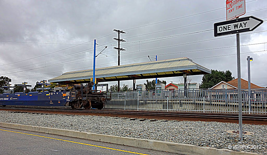Blue Line Station > Long Beach Ave. Near Vernon Ave. > Looks SW, Вернон