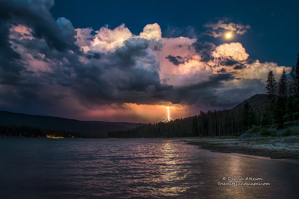 Lightning Strike and a Full Moon over Bass Lake., Вест-Атенс