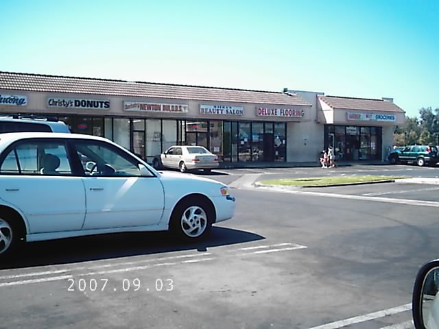 Harbor West Strip Mall (Christys Donuts, Deluxe Flooring, Beauty Salon, Newton Dui D.D.S Dental Office), Гарден-Гров