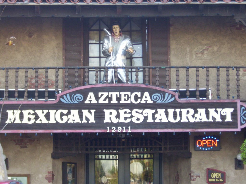 Elvis at Azteca Restaurant (front entrance) Garden Grove, CA, Гарден-Гров
