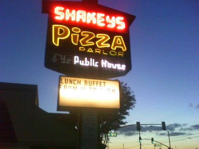 Shakeys Pizza Parlor Ye Public House street sign (at night), Гарден-Гров