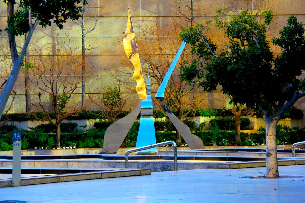 A metallic sculpture in a piazza off of Brand Blvd., Glendale CA, Глендейл