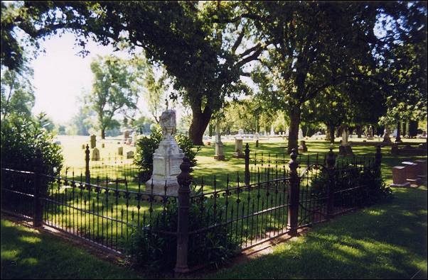 Old section of the Davis Cemetery, Дэвис