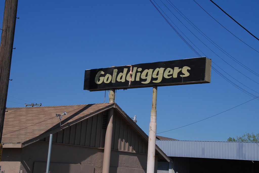 Golddiggers, Истон